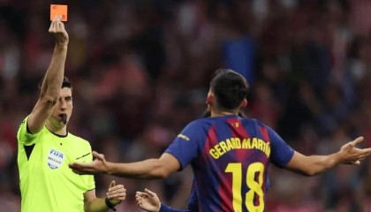 开云体育官网-皇马TV质疑VAR判罚标准不一，对比马丁黄牌与巴尔韦德红牌|马竞|卡洛斯-巴尔韦德|杰拉德·莫雷诺|马德里竞技|皇家马德里_新浪体育_新浪新闻